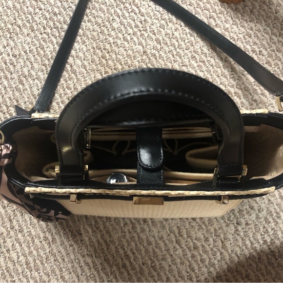 Elegant Black and Cream Handbag - Picture 4 of 13